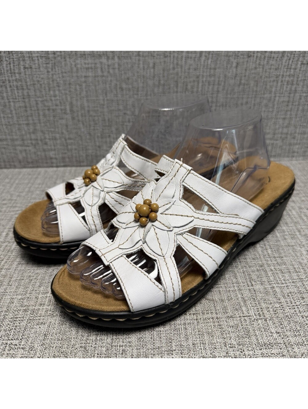 Clarks Sandals Women’s Sz 9 EXTRA WIDE White Leather Wedge Flower Lexi Myrtle